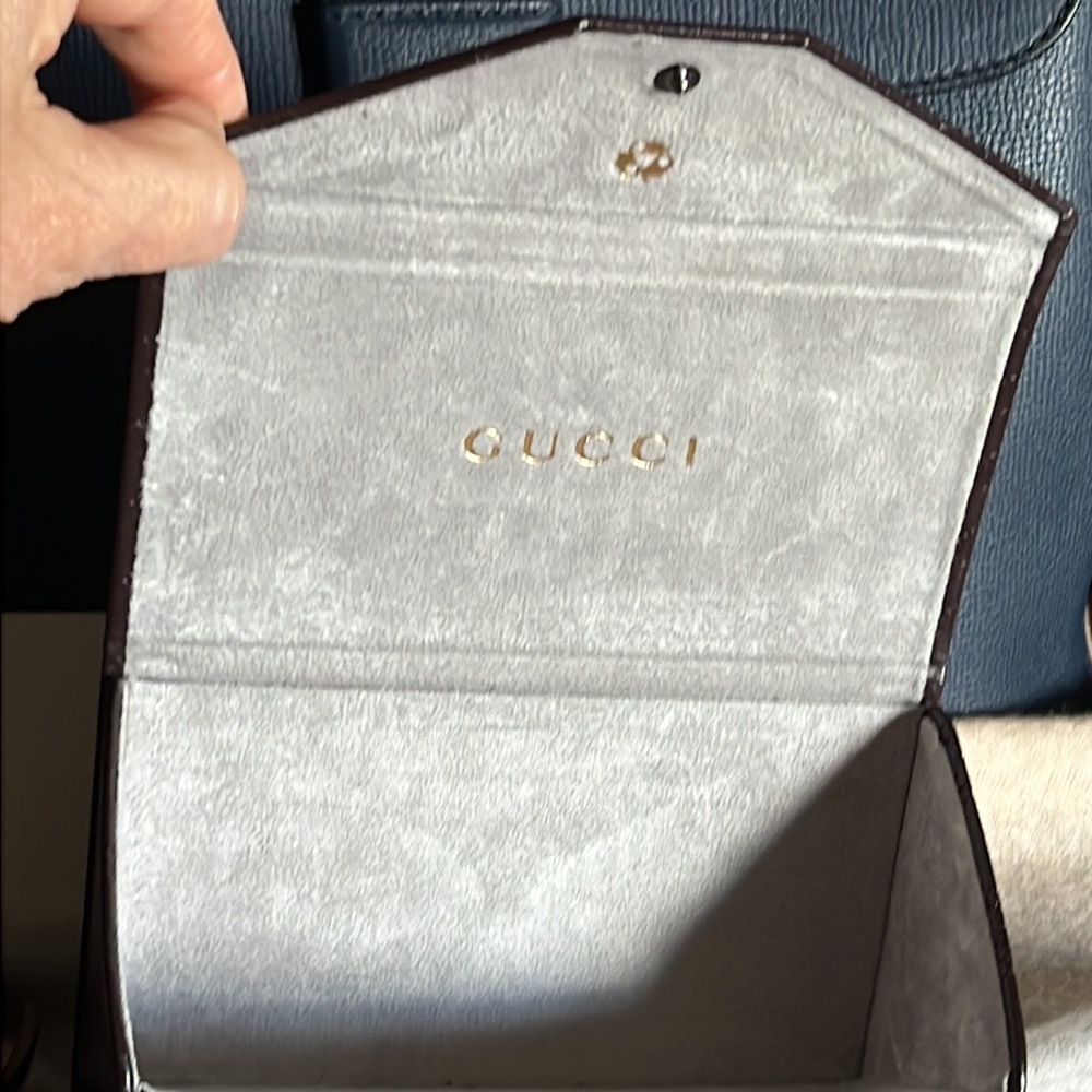 Gucci classic sunglasses & case - Picture 7 of 16